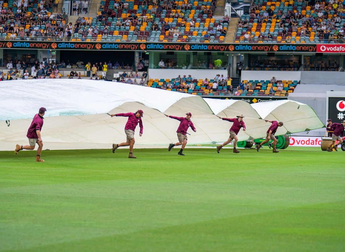 Gabba team pulling covers - 1